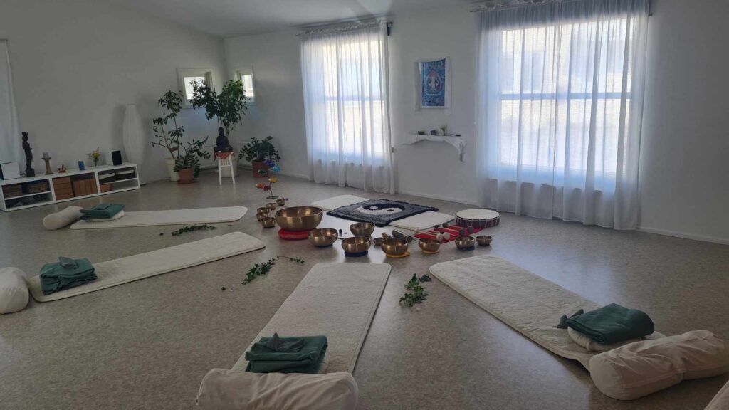 Bild på Yogastudio, yogamattor, klangskålar, yin och yang